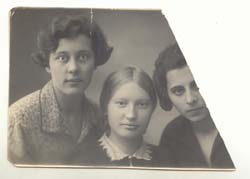 Справа Лена, старшая дочь Михаила, с подругой и её дочерью